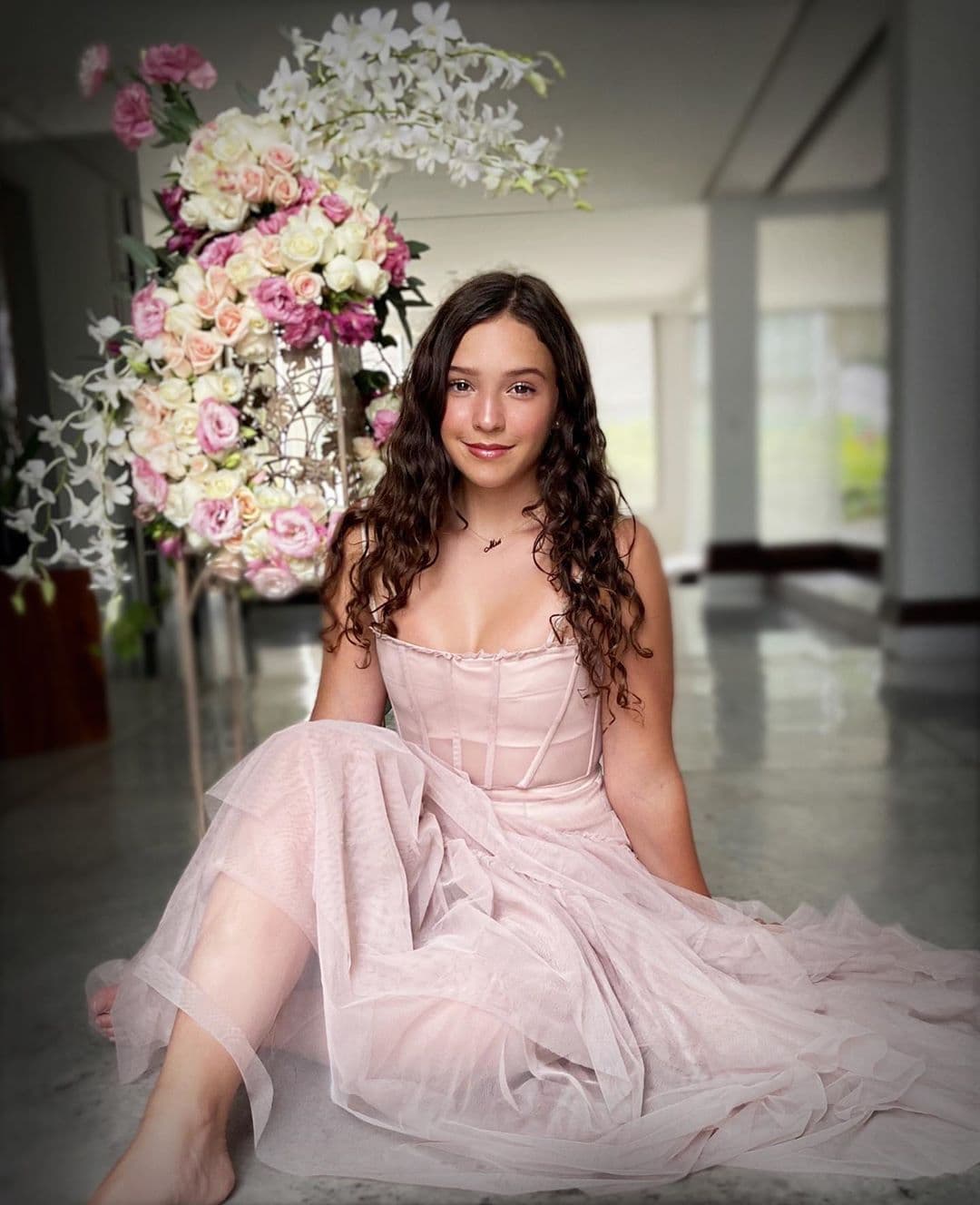 La hija de Andrea Legarreta agradeció a LatinGal Boutique por el vestido, con el que realizó una pequeña sesión de fotos desde su casa.