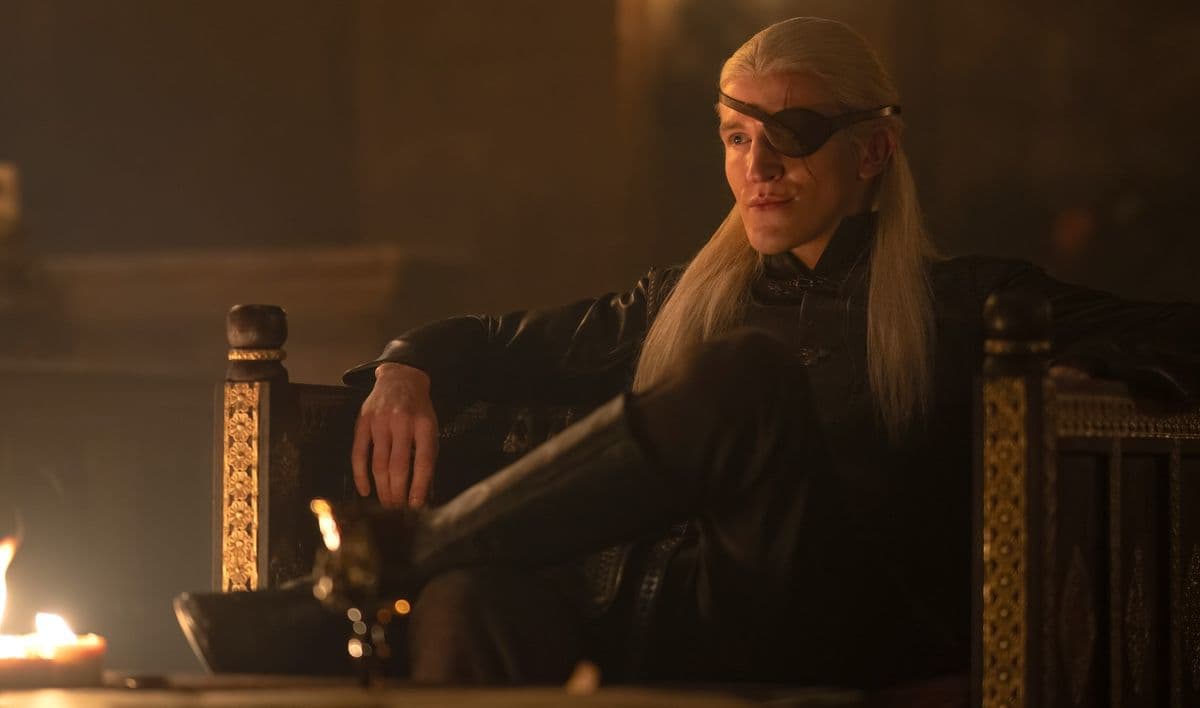 Lucerys, hijo de Rhaenyra, muere a manos de su tío Aemond Targaryen, comenzando así la guerra civil por el trono