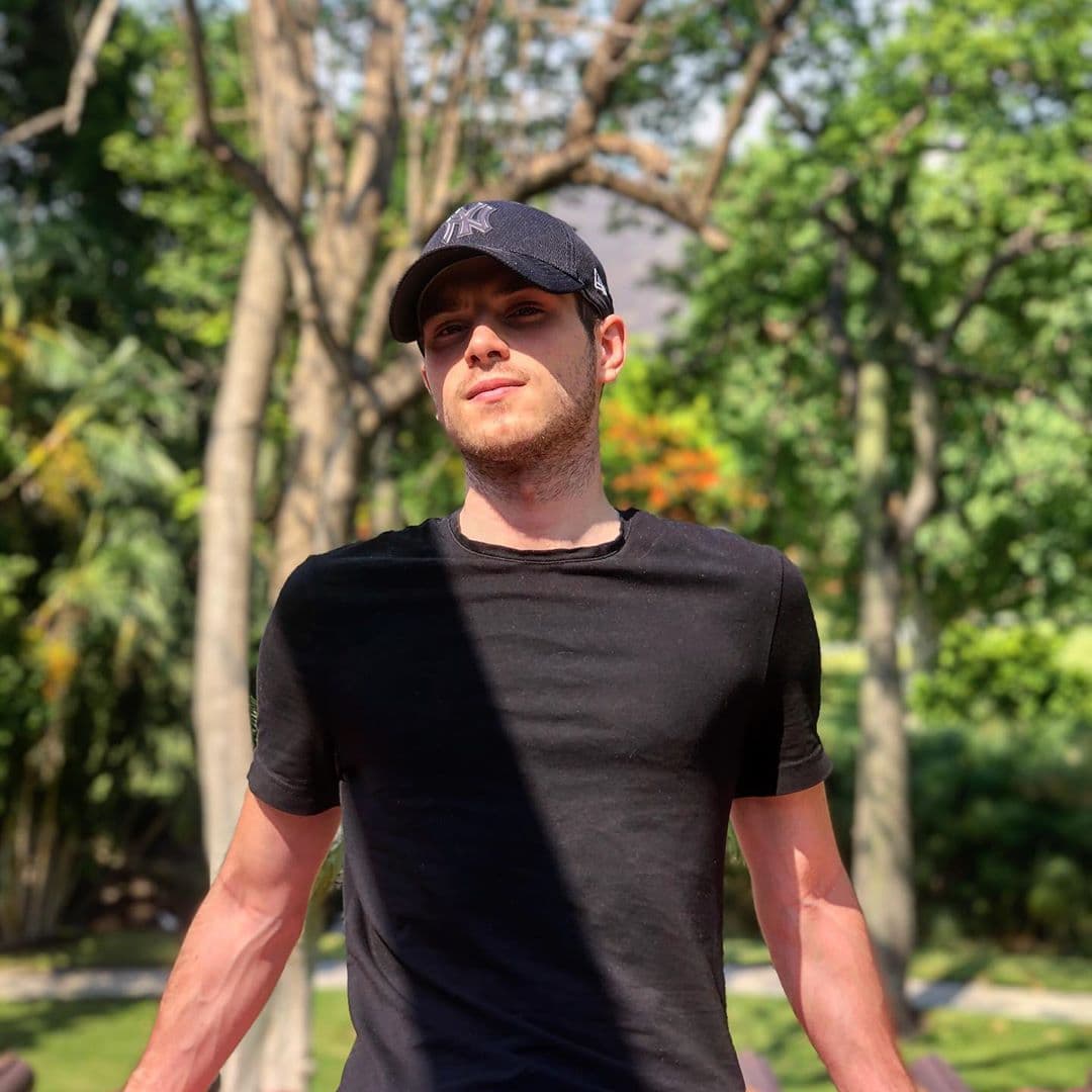 Fue a través de su cuenta oficial de Instagram que el joven de 20 años sorprendió a sus seguidores al compartir varios retratos, con los que se volvió tendencia en búsquedas de Internet, acaparó los titulares y consiguió miles de ‘Me Gusta’.