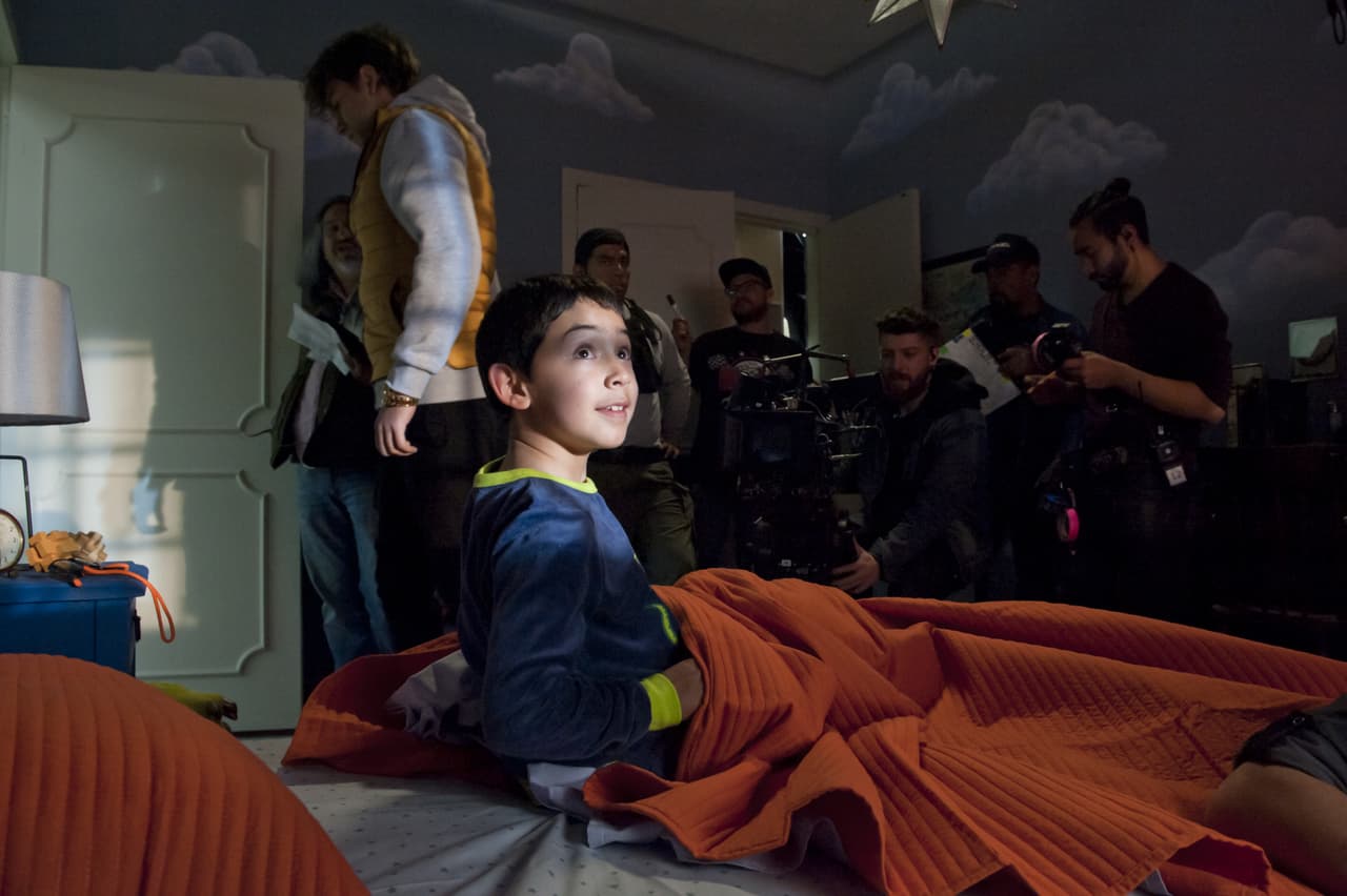 Maximiliano Uribe, quien da vida a Carlitos, escucha atento las indicaciones de la producción.