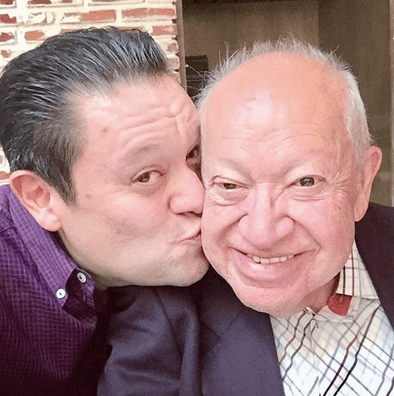 ¡Don Arnoldo tiene un clon! Mira la divertida parodia que hizo su hijo, Ariel Manzano, del personaje