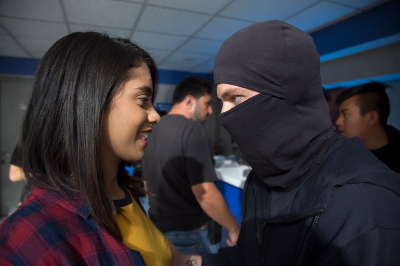 Enemigos en la historia, pero amigos fuera de cámaras. Así se divierten Renata y Polo durante la escena del asalto al hospital.
