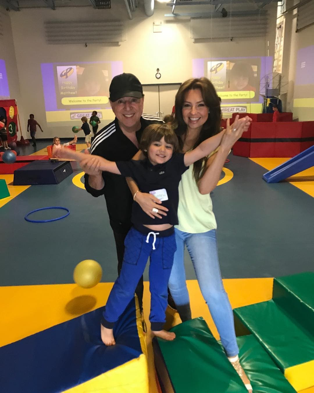 Tachan de malcriado al hijo de Thalía en redes sociales