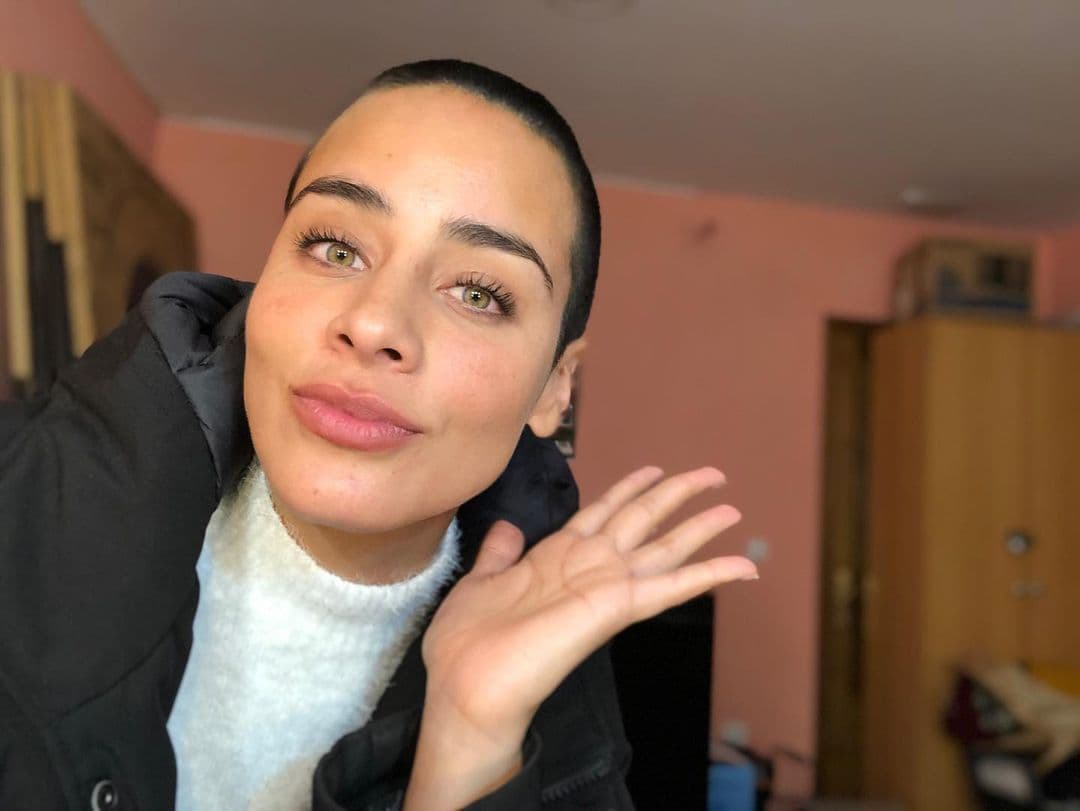 Con nuevo look, despidiéndose por completo de su cabellera y respondiendo a críticas sobre su imagen, Esmeralda Pimentel nos recuerda una vez más la confianza interna y amor propio en los que toda mujer debe apoyarse.