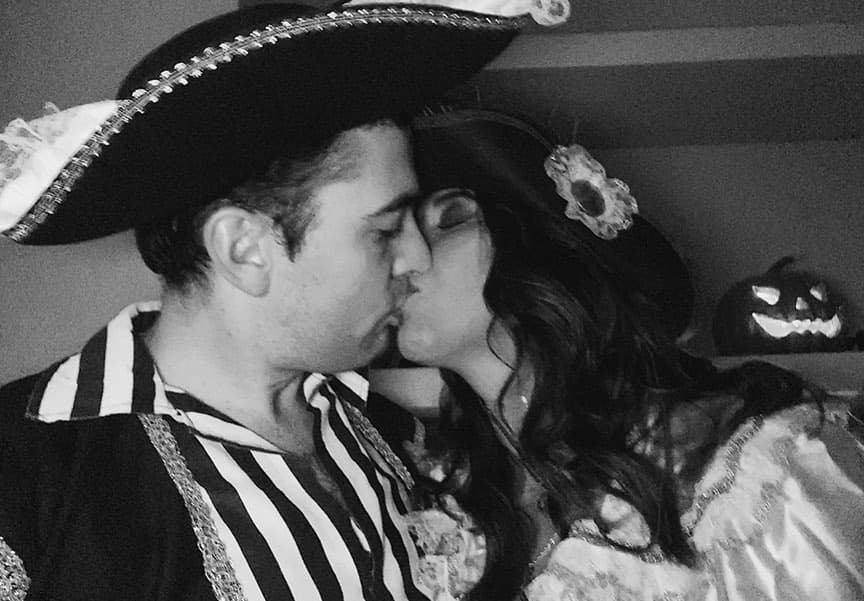 La propuesta de matrimonio se registró en el restaurante del actor, La Placita, donde uno de los meseros llegó con un platillo, en el que se encontraba el anillo, a la mesa en la que se encontraba Nicolle, quien de inmediato dijo ‘Sí’.