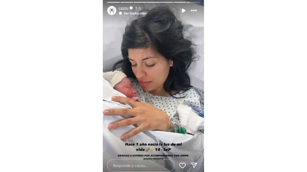 Cazzu muestra foto inédita del nacimiento de su hija Inti.