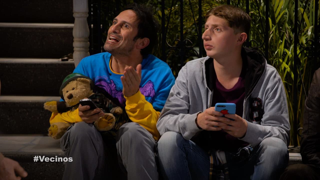 Los malos consejos de los amigos de Luis, quienes le dicen que no la felicite por su cumpleaños para ser 'diferente' y que ella lo note.