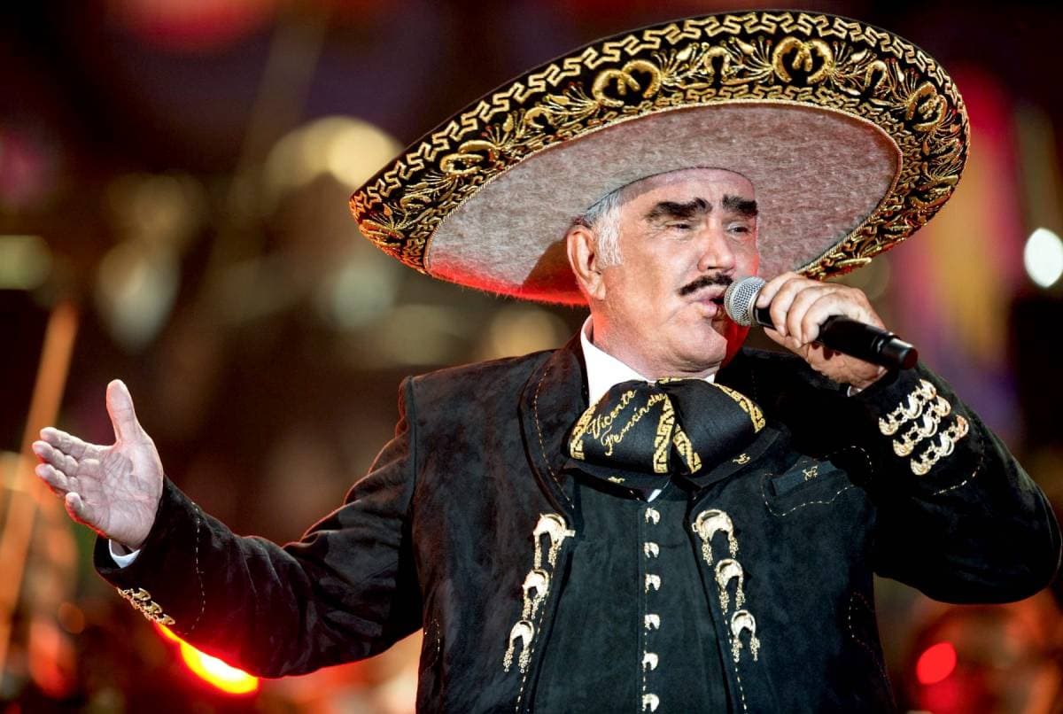 Hijo de Vicente Fernández reacciona a supuesta muerte cerebral del cantante y conmueve al destapar su estado