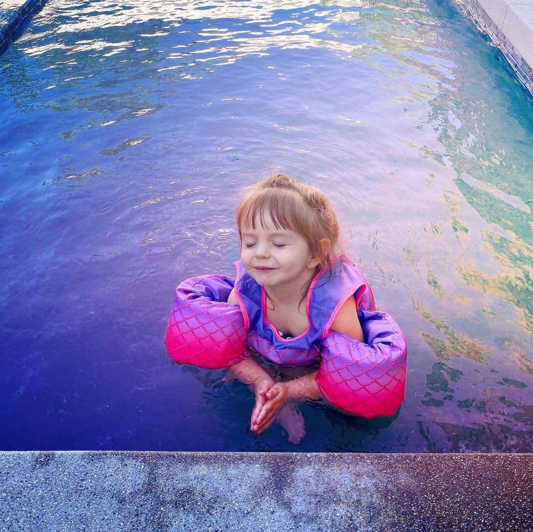 “Está enorme”, “Ya no luce como niña”, “Es altísima”, “No puedo creer que tenga dos y medio, parece de más edad”, “Fácil pasa como niña de 5 años”, señalan los fans.