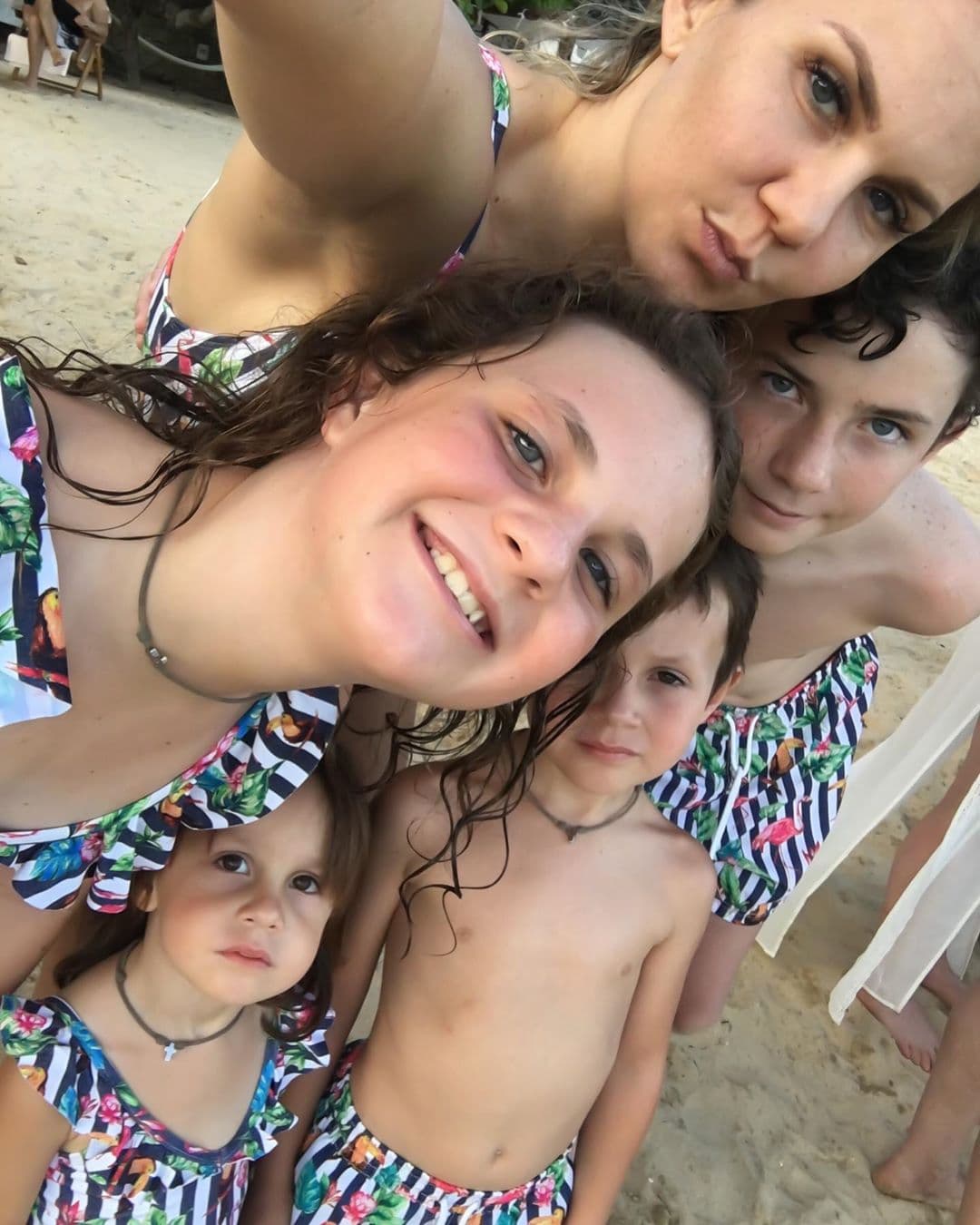 Michelle Vieth tiene cuatro hijos. Los mayores, Leandro (16 años) y 
<b><a href="https://www.univision.com/famosos/michelle-vieth-comparte-fotografia-con-su-hija-mayor-y-muestra-lo-parecidas-que-son-fotos" target="_blank">Michelle</a> </b>(14), son producto de su relación con Leandro Ampudia; y Christian (7) y Selika (5), los más pequeños, son hijos del torero Christian Aparicio.