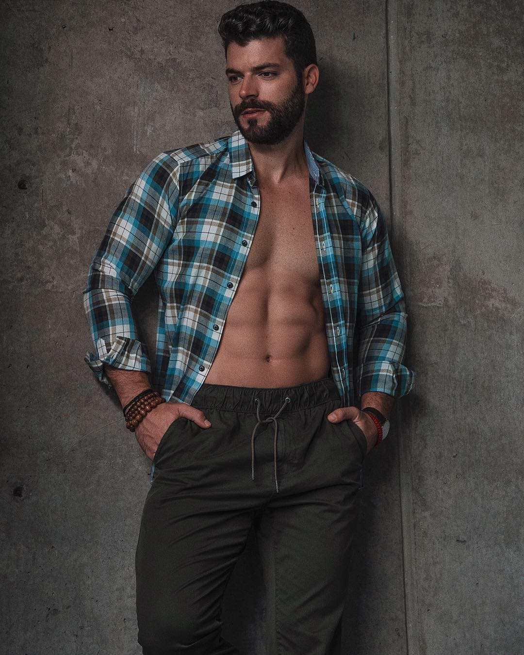 Adrian Di Monte enloquece Internet por desnudo en ‘Reto 4 Elementos’