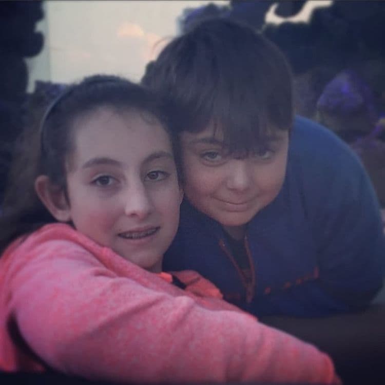 A diferencia de su hermano José Eduardo, 11 años mayor que ella, Vicky llevó una infancia tranquila, normal y alejada de los medios pese a que su mamá es llamada la ‘Queen de las telenovelas’ y su papá tiene una amplia carrera en la política.