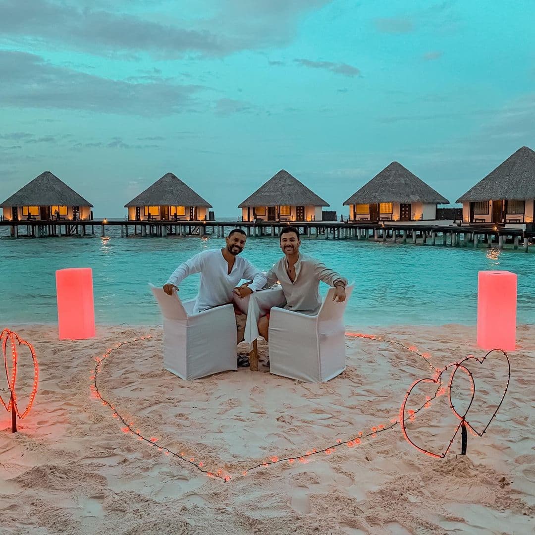 Mauricio Mejía se casa con su novio en romántico ritual en la playa y muestra el video