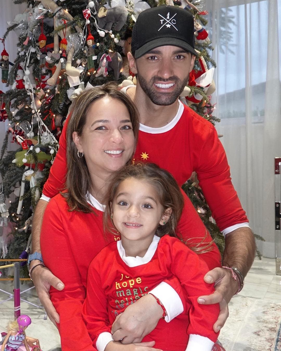 Mira las lindas fotos navideñas de Adamari López, Toni Costa y la pequeña Alaïa.