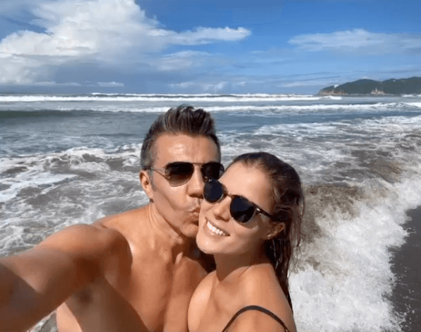Adrián Uribe muestra el momento exacto en que una ola lo golpea mientras besa la pancita de su novia
