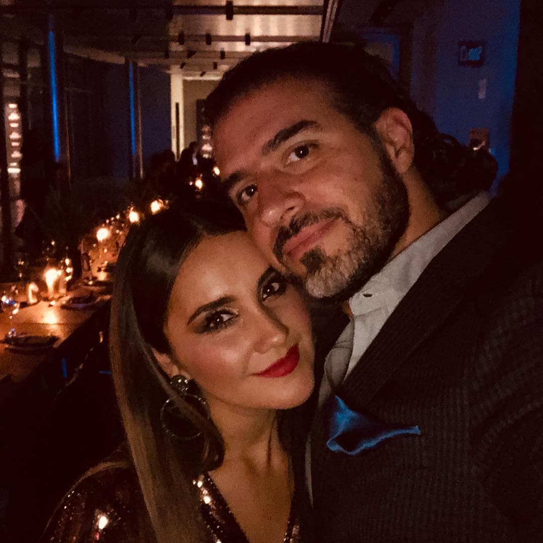 “Definitivamente es una mujer increíble, me llena en todos los sentidos. Soy el hombre más afortunado y feliz de este mundo”, expresó el compositor, escritor y cineasta a la Revista ¡Hola! en diciembre de 2017.