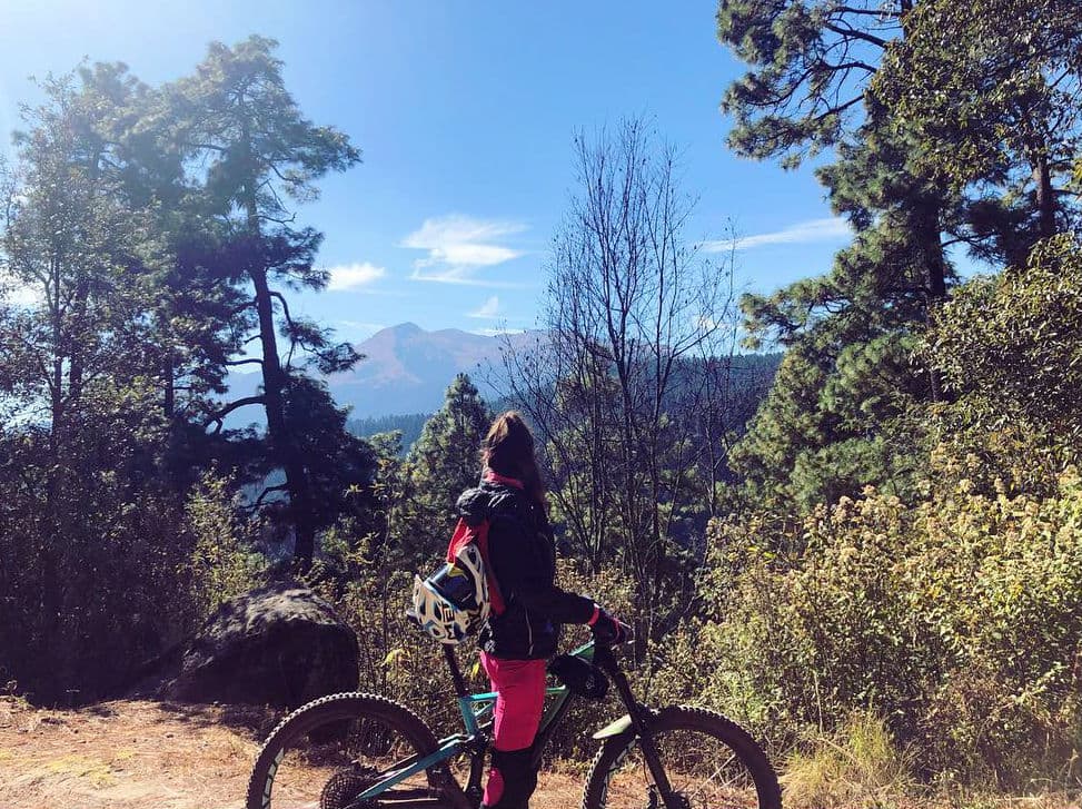Además de alimentarse de forma saludable, la actriz practica ciclismo de montaña.