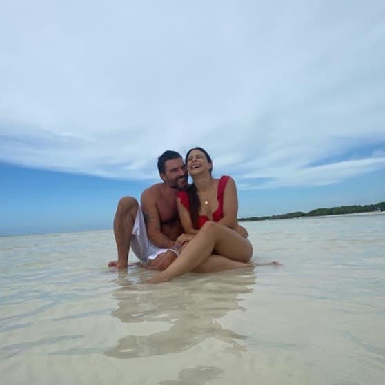 Al inicio de este mensaje, la conductora compartió un breve fragmento de la canción ‘Para Siempre’, de Kany García, donde hace referencia al idilio amoroso que vive con el galán de ‘Por Amar Sin Ley’.