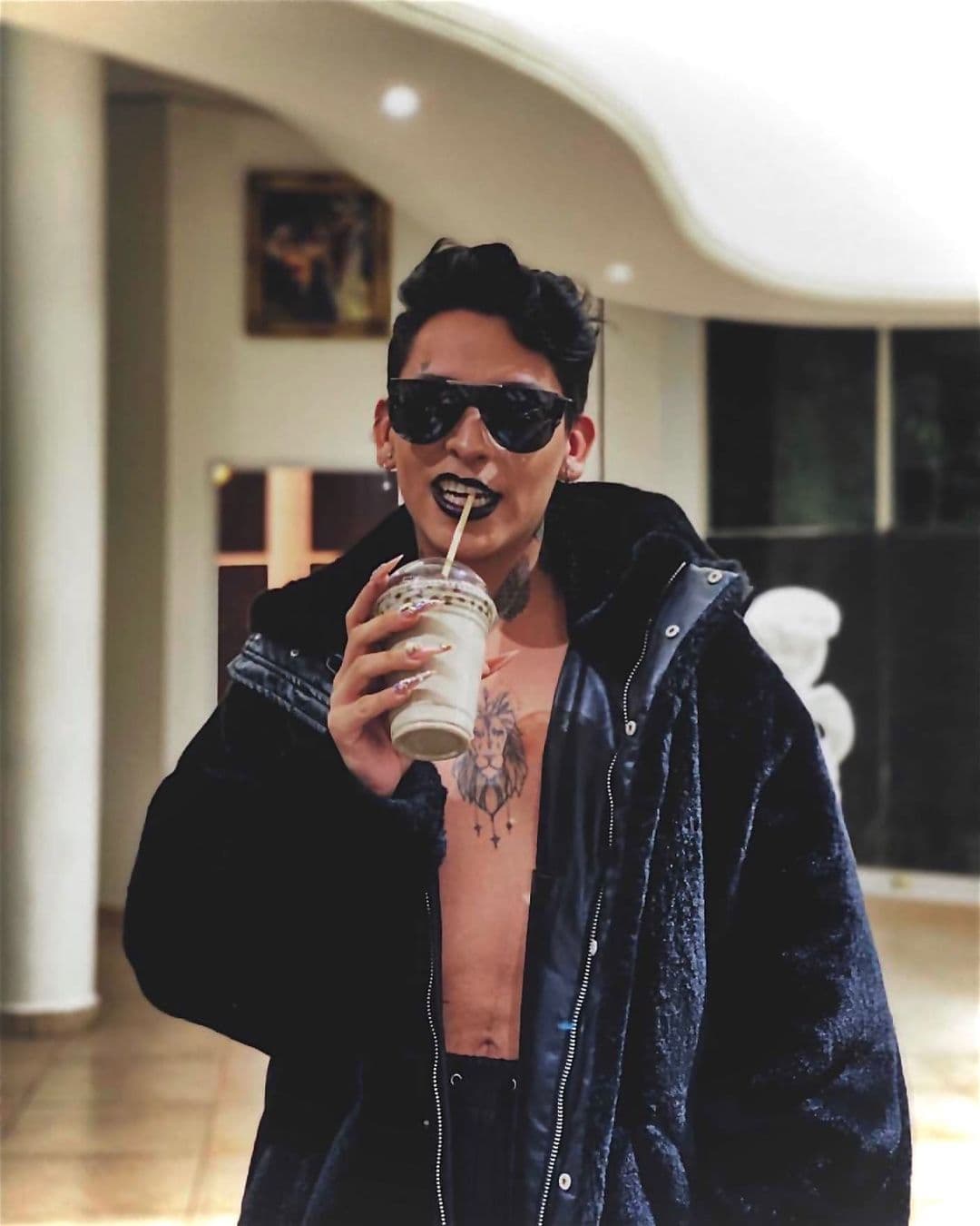 Kunno triunfa en los Grammy 2021; se lució en tacones y un espectacular vestido rojo