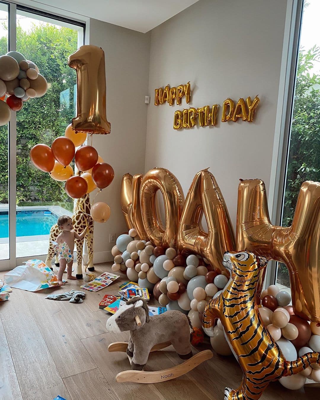 De acuerdo con las fotografías que compartió la orgullosa madre, el lugar estuvo decorado con enormes globos dorados en forma de letras y animales, que daban el ambiente de una selva.