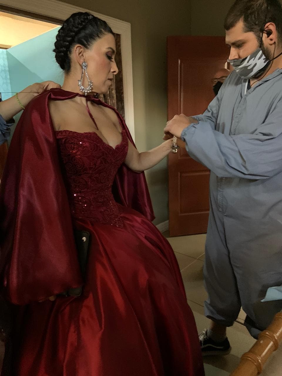 Arreglando a Dalilah Polanco con utilería y vestuario para su siguiente sketch.