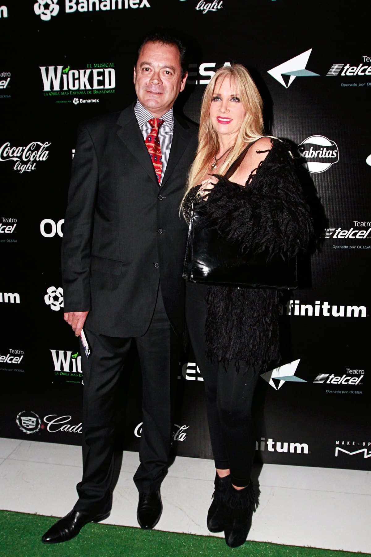 Roberto Blandón está casado con la también actriz Rebeca Mankita desde 2011, los hijos del actor fueron testigos de la boda.