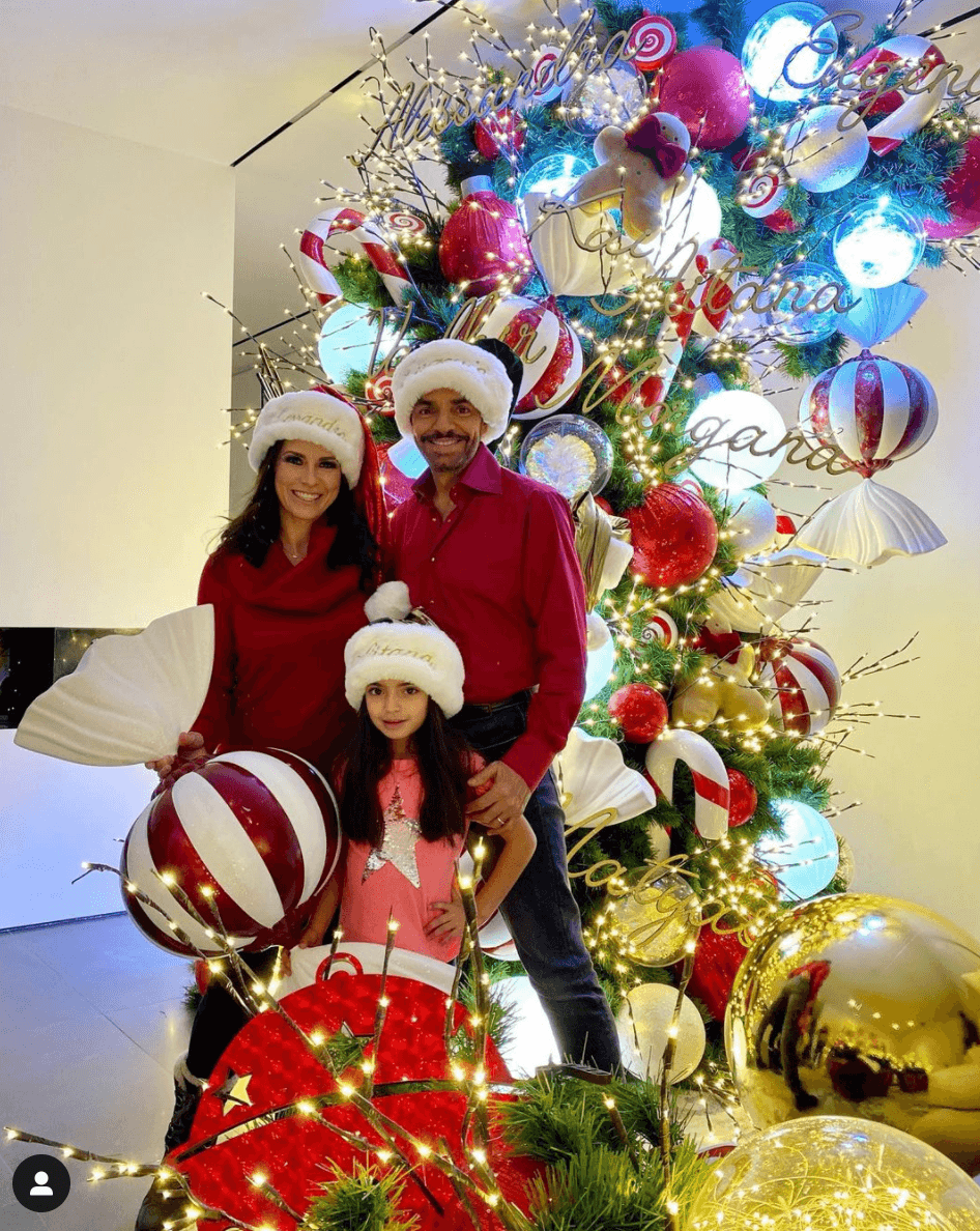 “¡Por fin logramos estar todos juntos! (…) Deseamos de todo corazón que dondequiera que estén, cada uno de ustedes y los suyos, gocen de salud y tengan una Navidad de luz y amor. ¡Feliz Navidad!”.