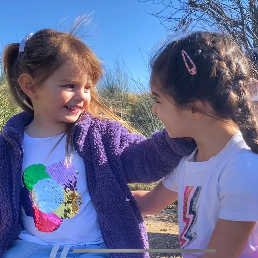 Aitana Derbez y Kailani roban cámara a sus mamás en su primera portada de revista juntas