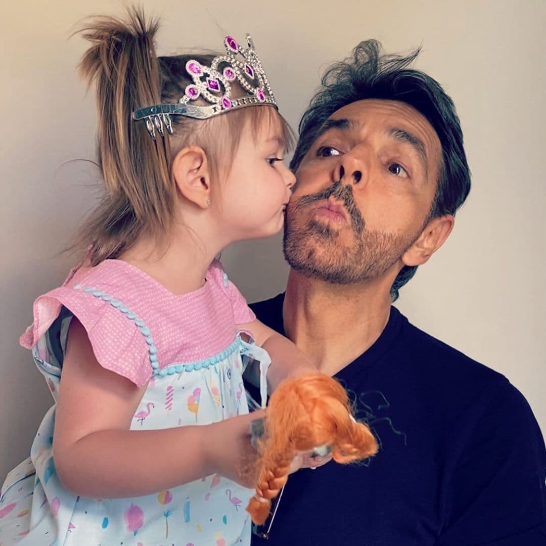 Paralelo a la velada, Aislinn Derbez le dedicó un mensaje a Eugenio Derbez, el cual acompañó de una fotografía en la que el comediante disfruta de la compañía de su nieta. “Mi papá tiene uno de los corazones mas nobles y bondadosos que puede haber... Él me ha rescatado muchas veces en la vida... y lo sigue haciendo hasta el día de hoy y estoy taaaan agradecida con él por eso. Contar con su apoyo y amor incondicional es de las cosas que más agradezco y valoro en mi vida. Te amo con todo mi corazón papá!!”.