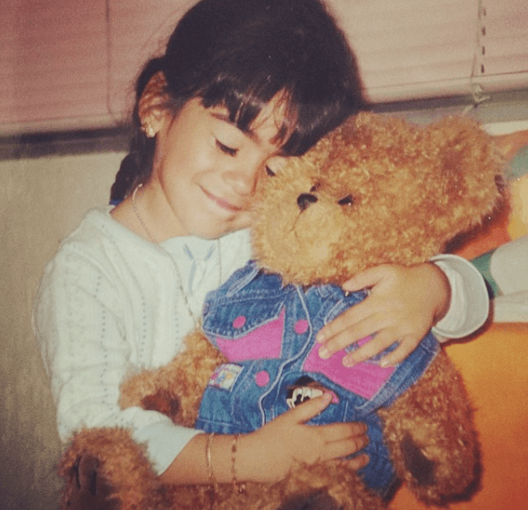 Precisamente, durante una plática con Daniela Aedo y Valeria López, sus compañeras en '!Vivan los niños!', Durazo narró que comenzó su carrera actoral cuando acompañó a su prima al casting de este melodrama. Sin embargo, cuando los directores la vieron, le pidieron que hiciera algunas pruebas y finalmente fue elegida como una de las estudiantes de la escuela 'Patria Unida'.