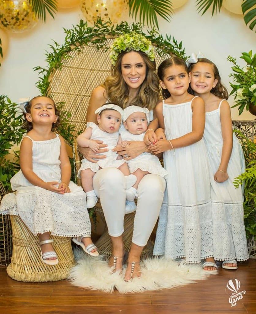 En octubre pasado, la exreina de belleza celebró el bautizo de las mellizas, quienes robaron cámara por lo grandes que están y por el gran parecido físico con su madre, hecho que siempre es resaltado en las distintas fotografías de redes sociales.