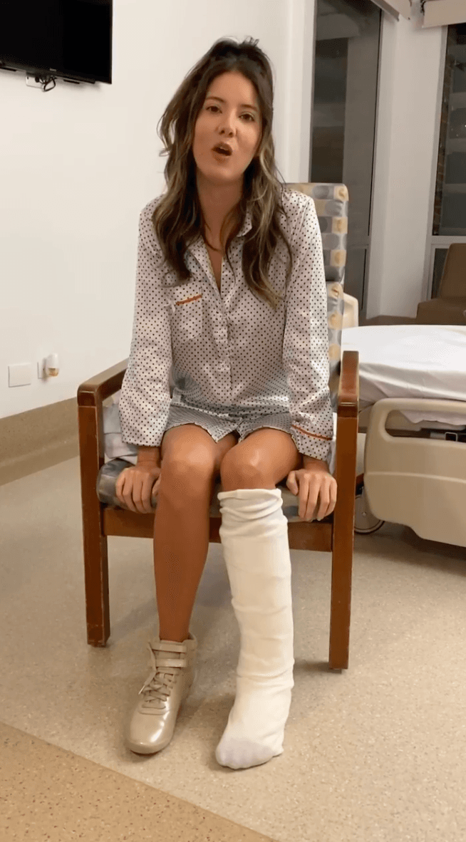 “Cuando me retiraron la masita, mi aorta se cerró; tuve que tener una segunda operación (...), donde los doctores me hicieron la reconstrucción de la aorta con un injerto que no funcionó y tuve que entrar a una tercera operación, donde la aorta ya quedó muy bien. Pero me causó una isquemia desde la parte mi ombligo hasta mis pies, gracias a Dios mis piernas están muy bien, pero mis pies se vieron afectados especialmente el izquierdo. No permitió que llegara sangre a mi pie izquierdo y eso me llevó a una cuarta cirugía, pero nunca llegó la sangre suficiente”, relató.