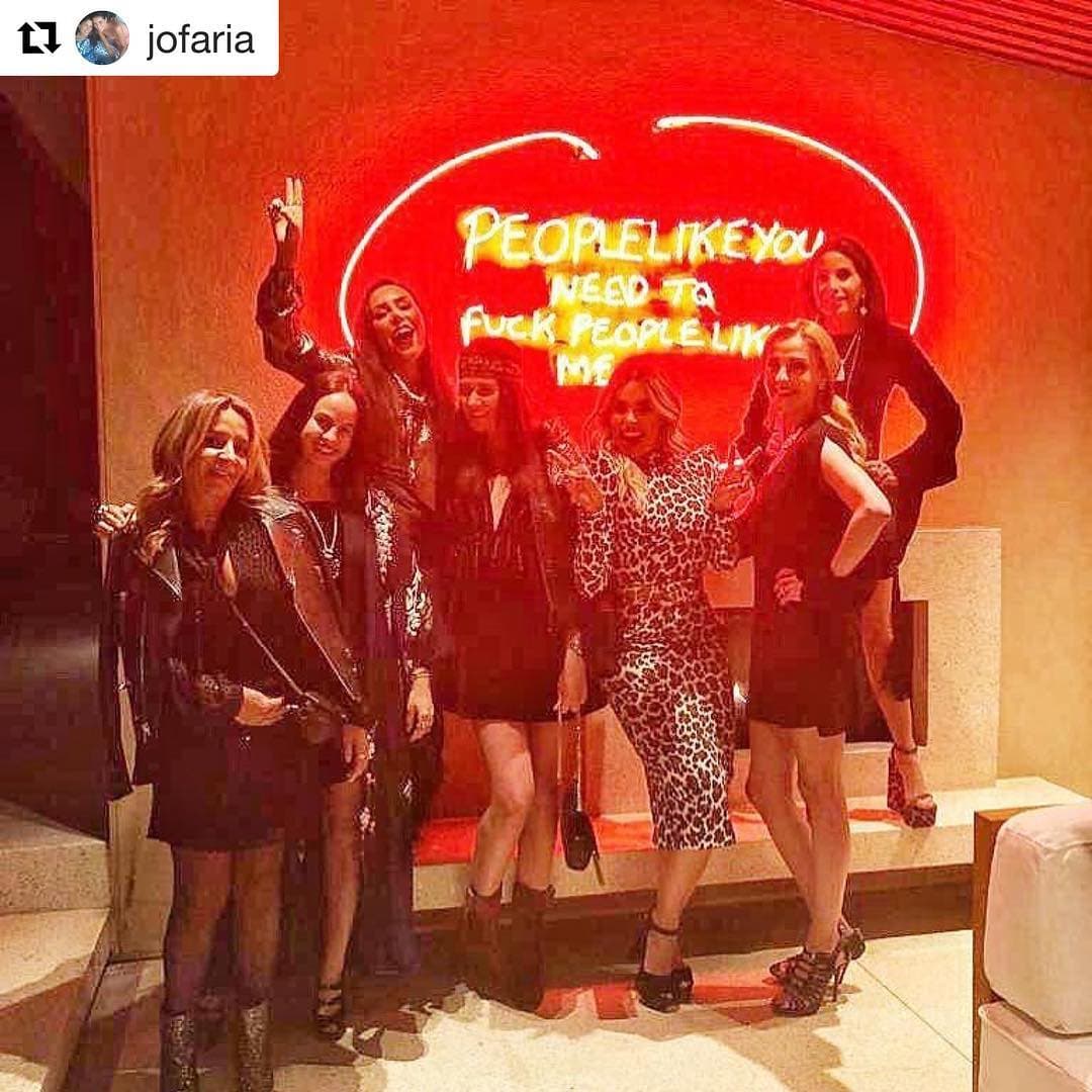 La conductora viajó al lado de sus entrañables amigas y allá se reunió con más.