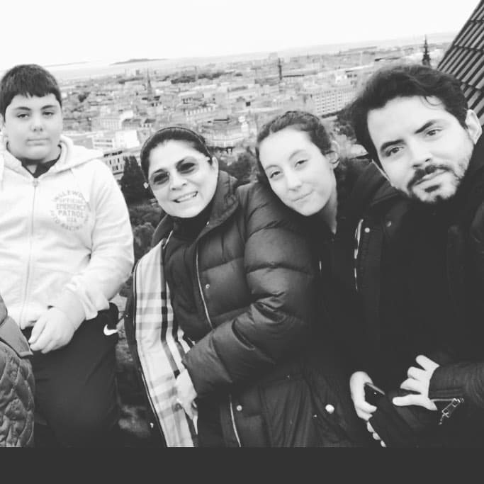 A través de las redes sociales, Victoria Ruffo ha publicado fotografías de sus tres hijos e incluso en 2019 detalló que a pesar de que su primogénito no era muy buen bailarín, sería chambelán en los XV años de su hija Vicky.