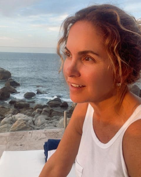 Lucero anuncia muerte de ser querido y consternada da último adiós