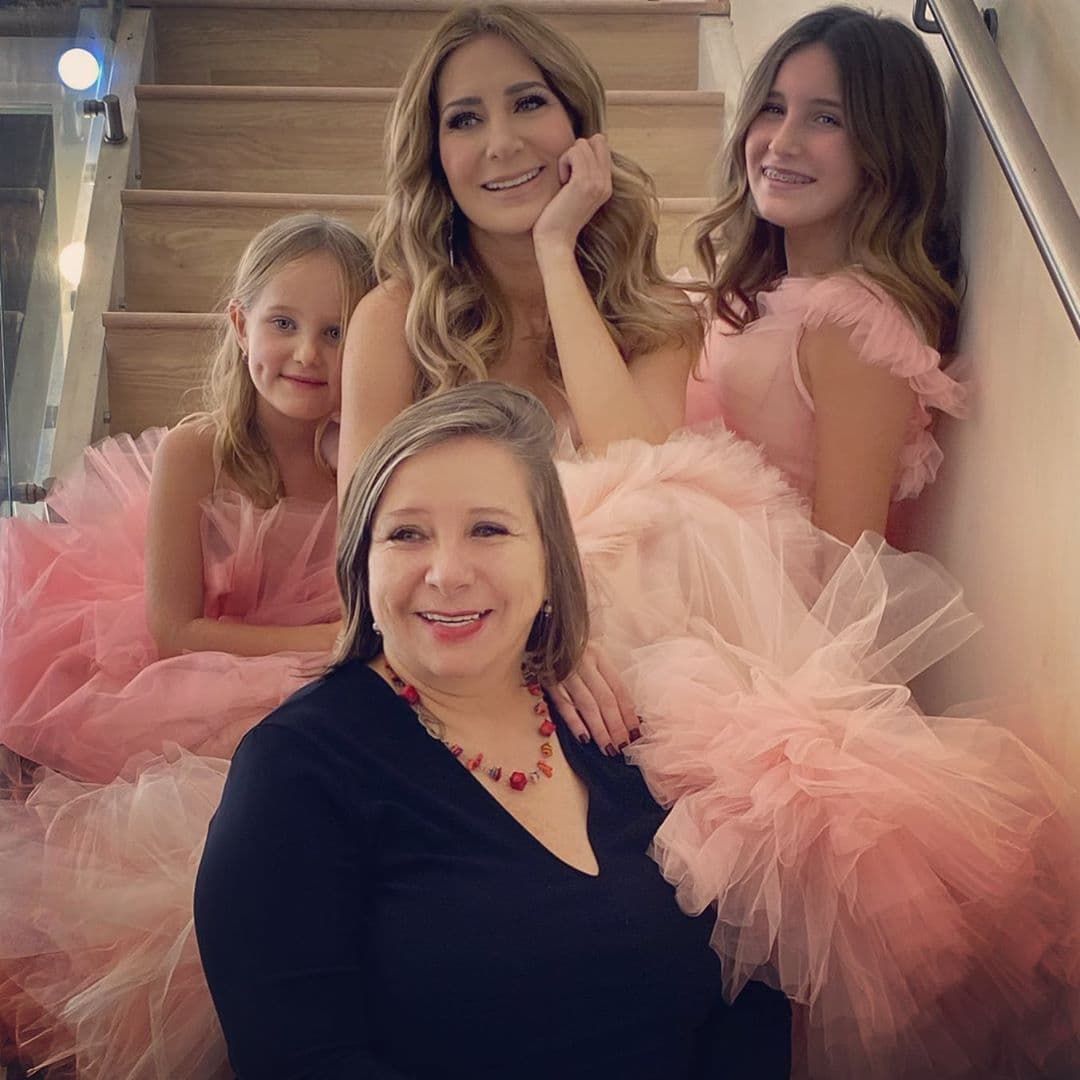 Geraldine Bazán le dio la vuelta al Internet con la emotiva fotografía con la que festeja la efeméride, pues en ella aparece sentada junto a sus dos hijas, Elissa y Mirada, y su mamá, doña Rosalva.