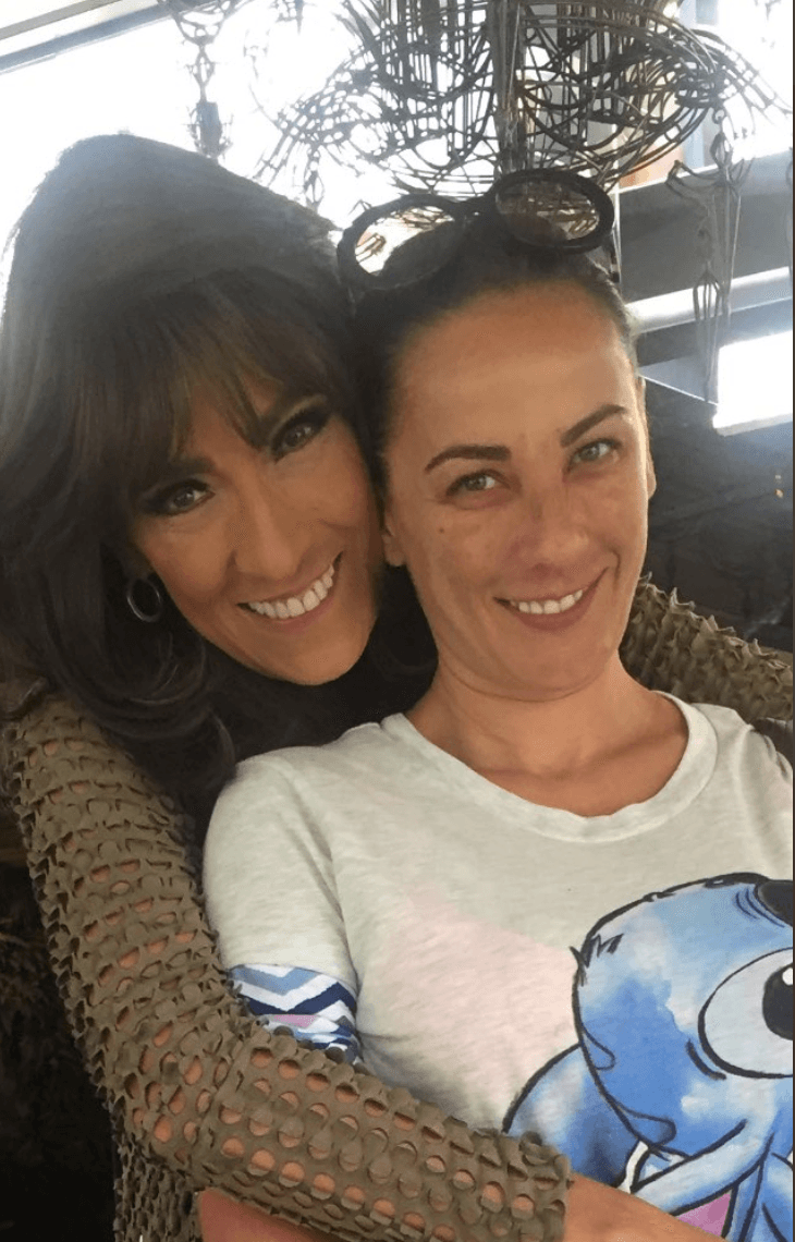 Consuelo Duval recuerda la lección que aprendió tras raparse en solidaridad a su hermana con cáncer