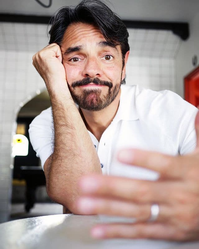 Eugenio Derbez, aunque niega distanciamiento, olvida el nombre de su hijo en público.