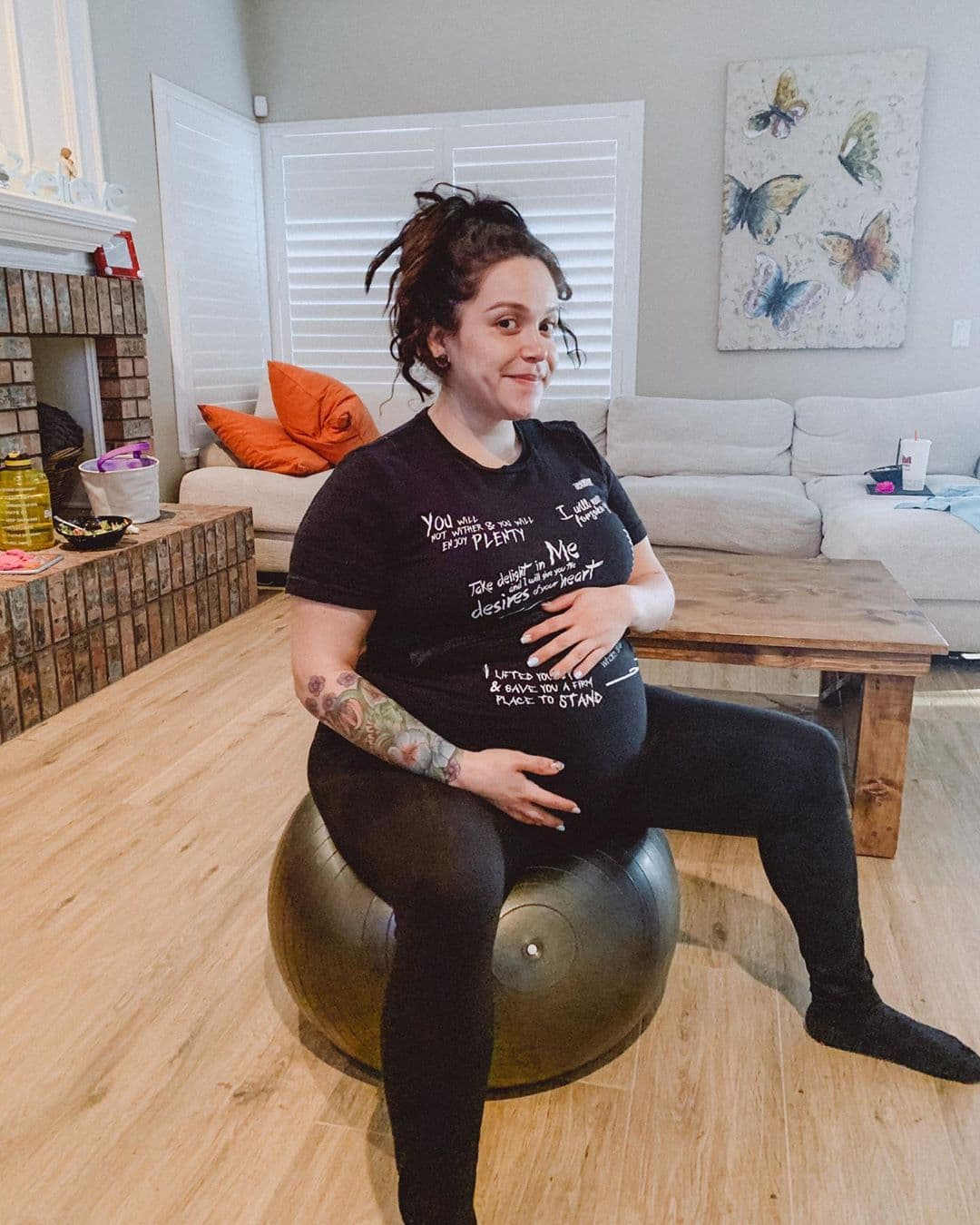 Tras dar a luz, Jacqie Rivera se come su placenta y muestra paso a paso cómo fue la preparación