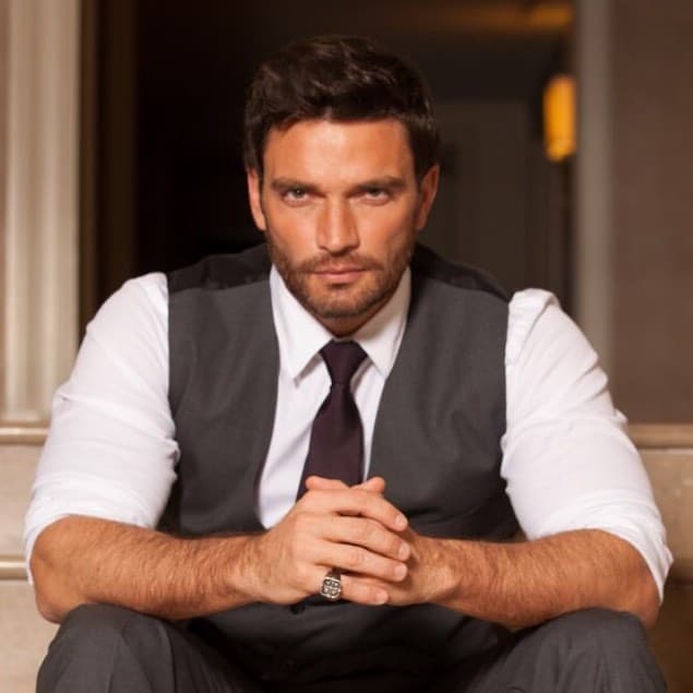 A este guapo actor no le ha ido muy bien en el amor, su primer matrimonio sólo duró año y medio.