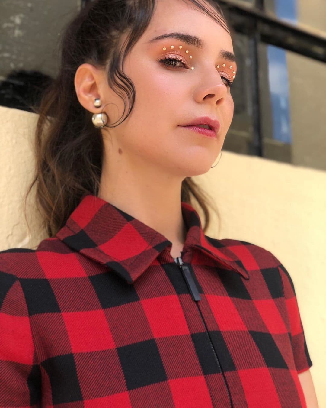 Camila Sodi se inclinó por una opción más atrevida, colocando varias piedras siguiendo la línea de la cuenca del ojo, mientras que en el párpado agregó una sombra metálica.