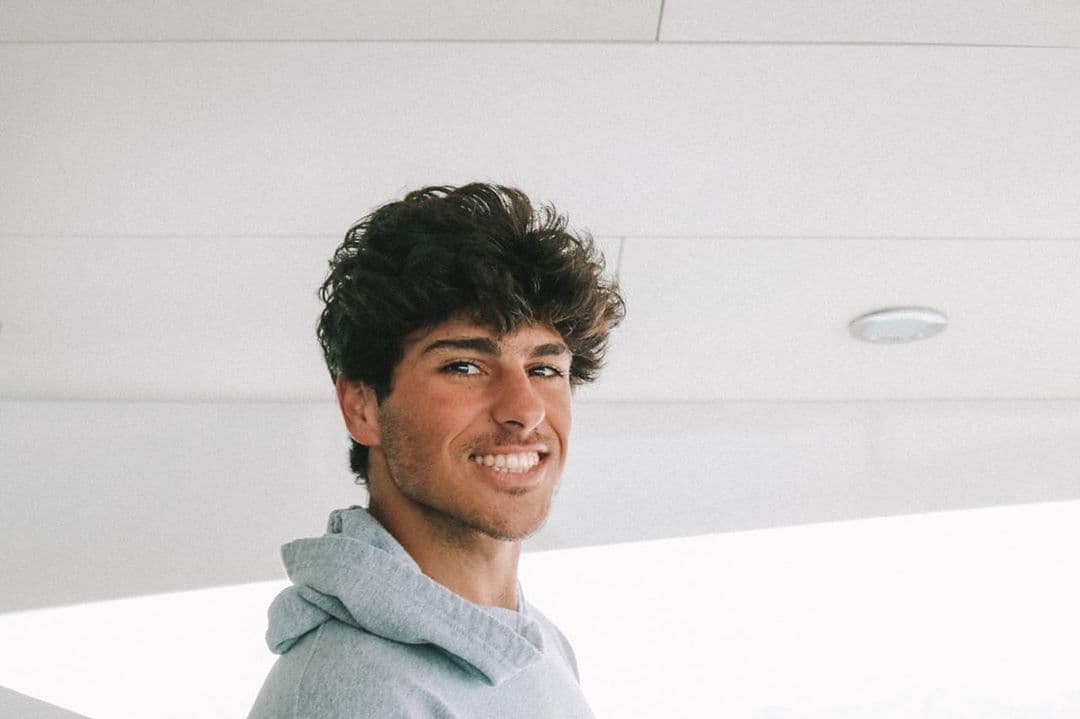 Aunque se desconoce cuál es su profesión, en redes sociales ha dado muestra de ser amante de los deportes extremos.