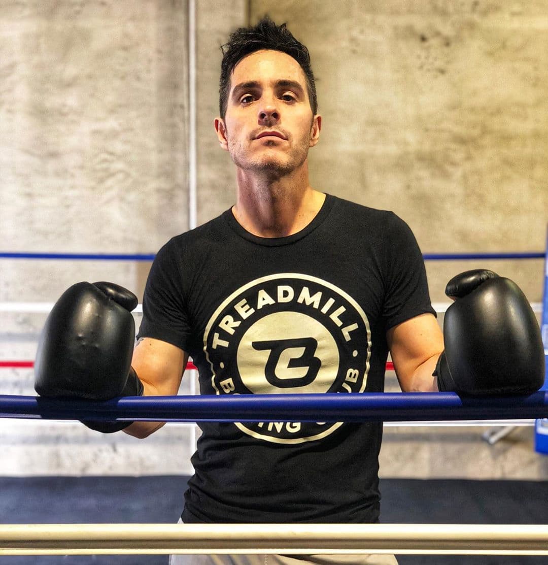 “Hice una búsqueda a los 17 años, cuando estaba en Los Ángeles estudiando actuación, me picó la curiosidad. Hablé a la agencia en la que me adoptaron y empecé con el proceso para entrar en contacto con mi madre biológica (…) Ahí me cayó el 20 y dije ‘lo que me tocó es lo que me tocó, no me buscó durante todos estos años, yo creo que mejor ahí lo dejo’. Yo acepto lo que me tocó vivir”, reveló a El Minuto Que Cambió Mi Destino.