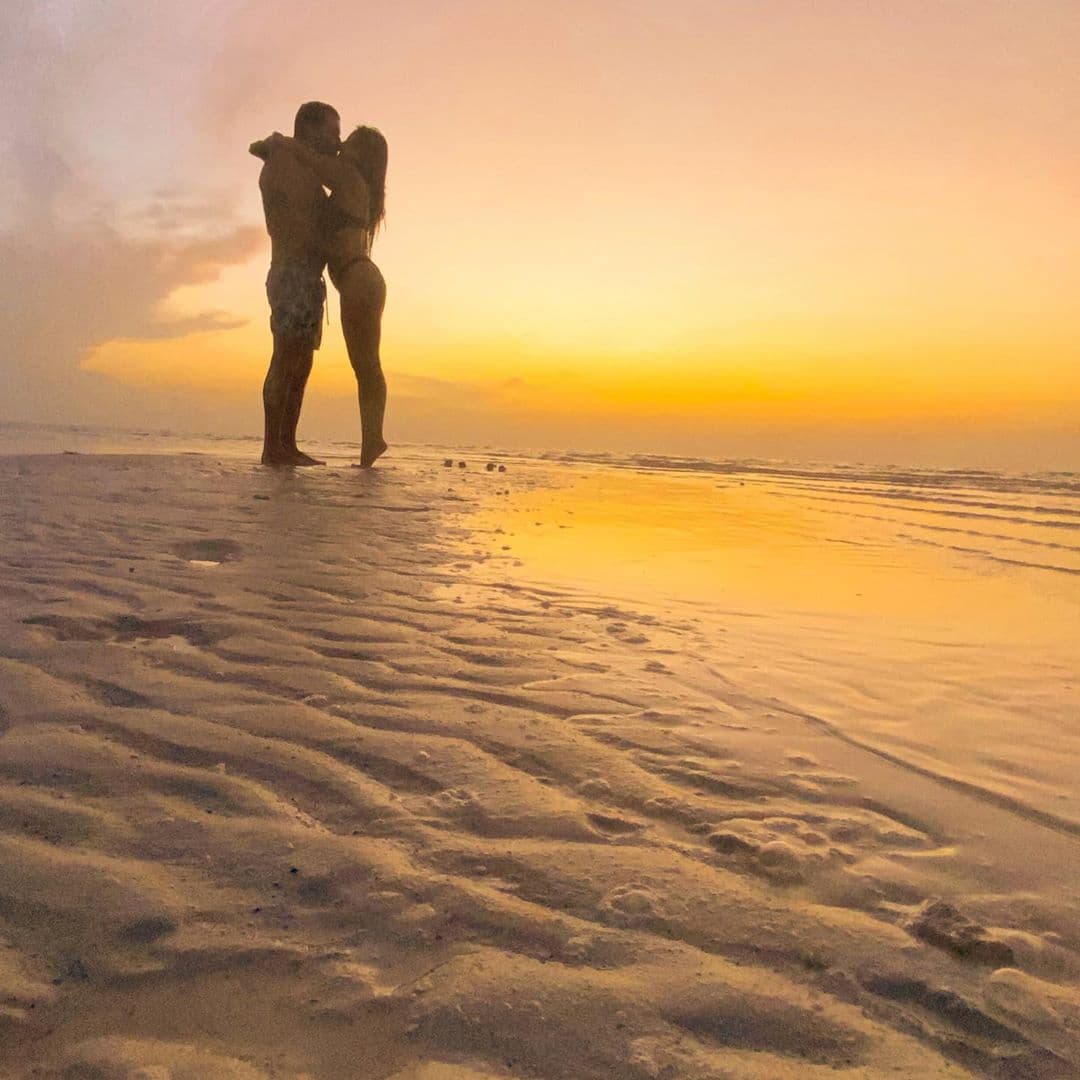 Las palabras de Valeria Marín de inmediato desataron cientos de reacciones de seguidores y famosos en su publicación. Sin embargo una de las más llamativas fue la de Patricia Ramosco, hermana del actor, quien les deseó lo mejor en su relación, y por supuesto, la de Julián Gil, quien destacó que “las verdaderas historias de amor nunca tienen final”.