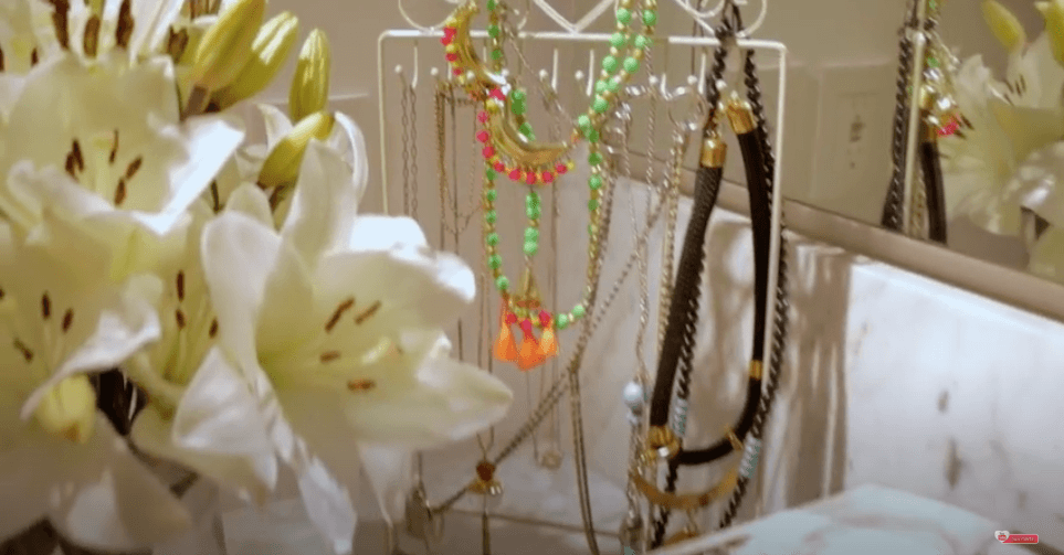 "De este lado tengo mi espejito, tengo parte de los accesorios que más utilizó durante la semana. (...) Tengo muchísimos anillos, la verdad es que me gusta coleccionar anillos de fantasía", explicó sobre la joyería que suele utilizar.