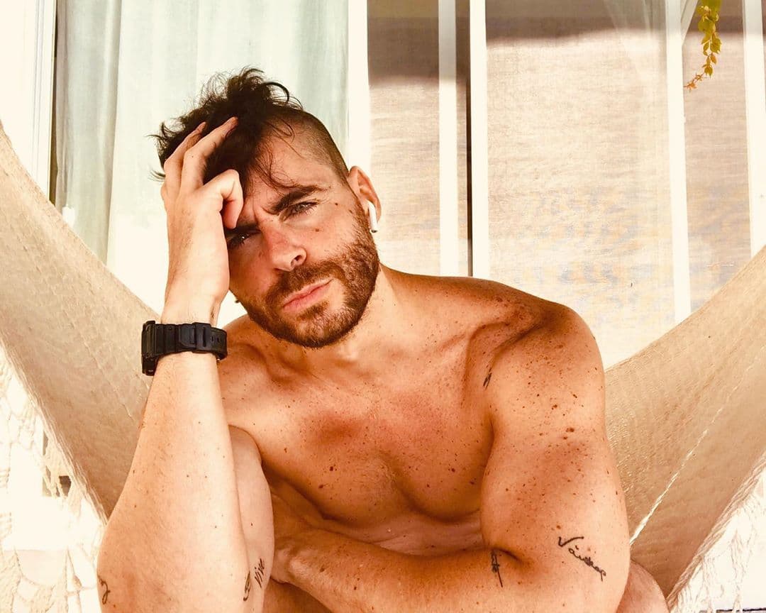 José María Galeano posa en poca ropa y reflexiona sobre desprenderse de lo material