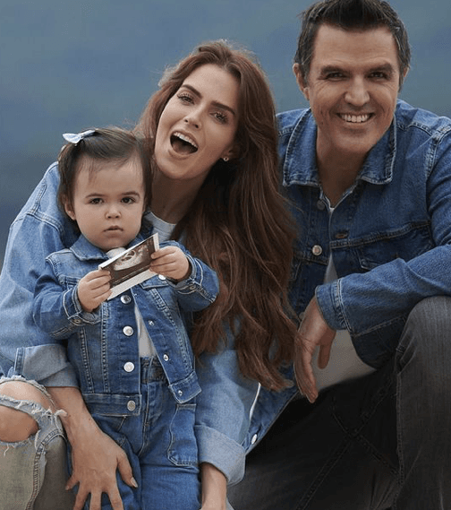 La mañana del pasado domingo 5 de septiembre, Claudia Álvarez arrasó en redes sociales al anunciar que su familia crece. Y es que, la protagonista de melodramas, como 'Simplemente María' y 'Vencer el Desamor', nuevamente será mamá no solamente de uno, sino de dos bebés, junto a su esposo, el productor Billy Rovzar.