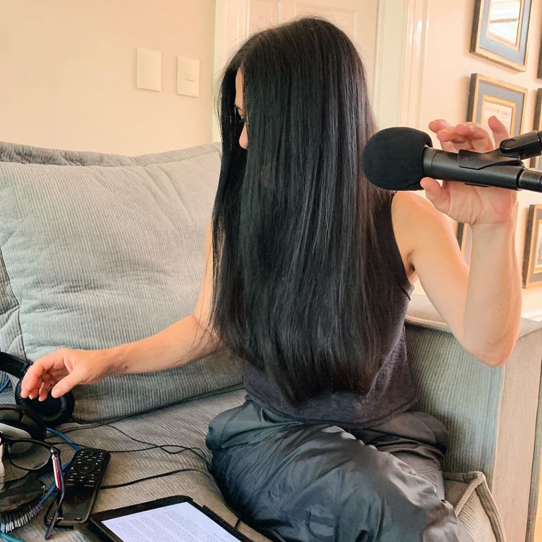 La conductora de radio y televisión, Martha Debayle, puso a prueba el ojo de sus seguidores y demostró tener todo lo que se requiere para ser un chica rubia.