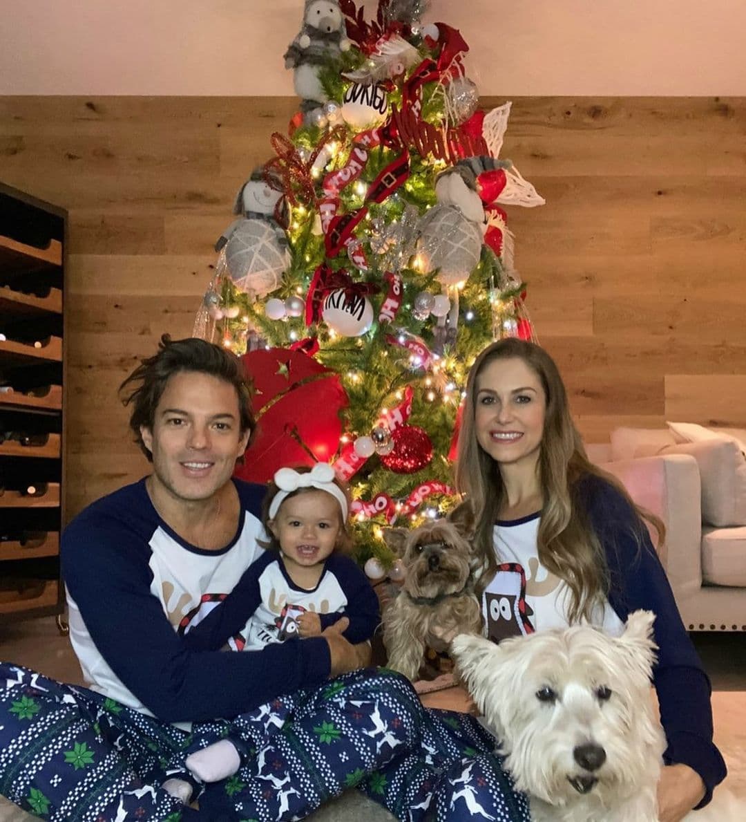 Ingrid Martz también se coordinó con su familia para las fotos navideñas aunque ellos no con suéteres sino con pijamas.