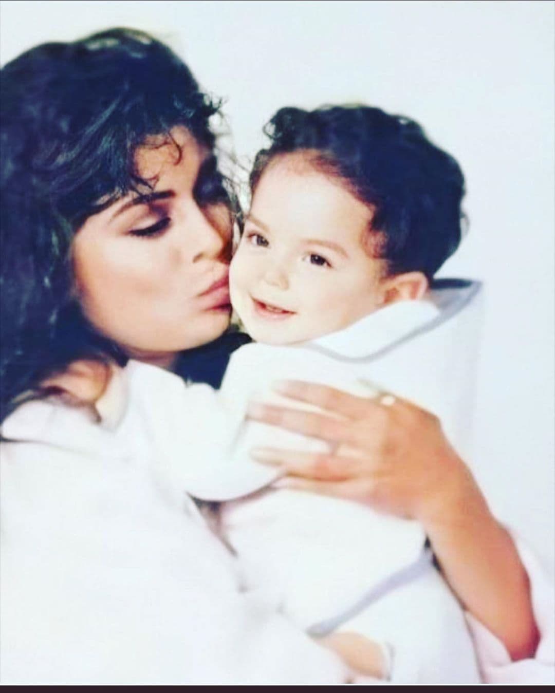 A distancia y con una bella fotografía, José Eduardo Derbez le envió un mensaje muy especial a Victoria Ruffo, el cual ella respondió con un “Te amo”. “Feliz día a mi madre hermosa, te amoooooooo gracias por todo”, escribo el joven actor.